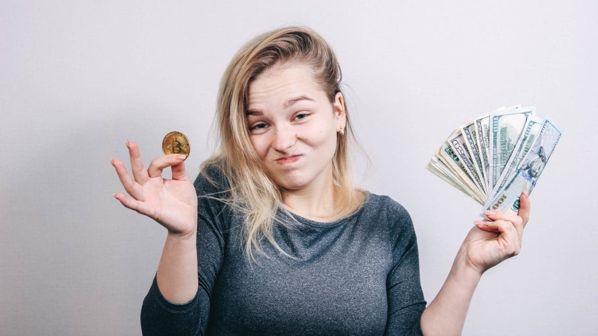 Mulher olhando com ceticismo para bitcoin