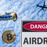 Placa de perigo ao lado de airdrop de Bitcoin e criptomoedas