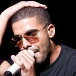Rapper Drake com mão na cabeça