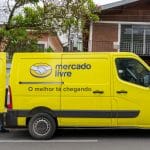 Van do Mercado Livre entrega produtos comprados pela internet