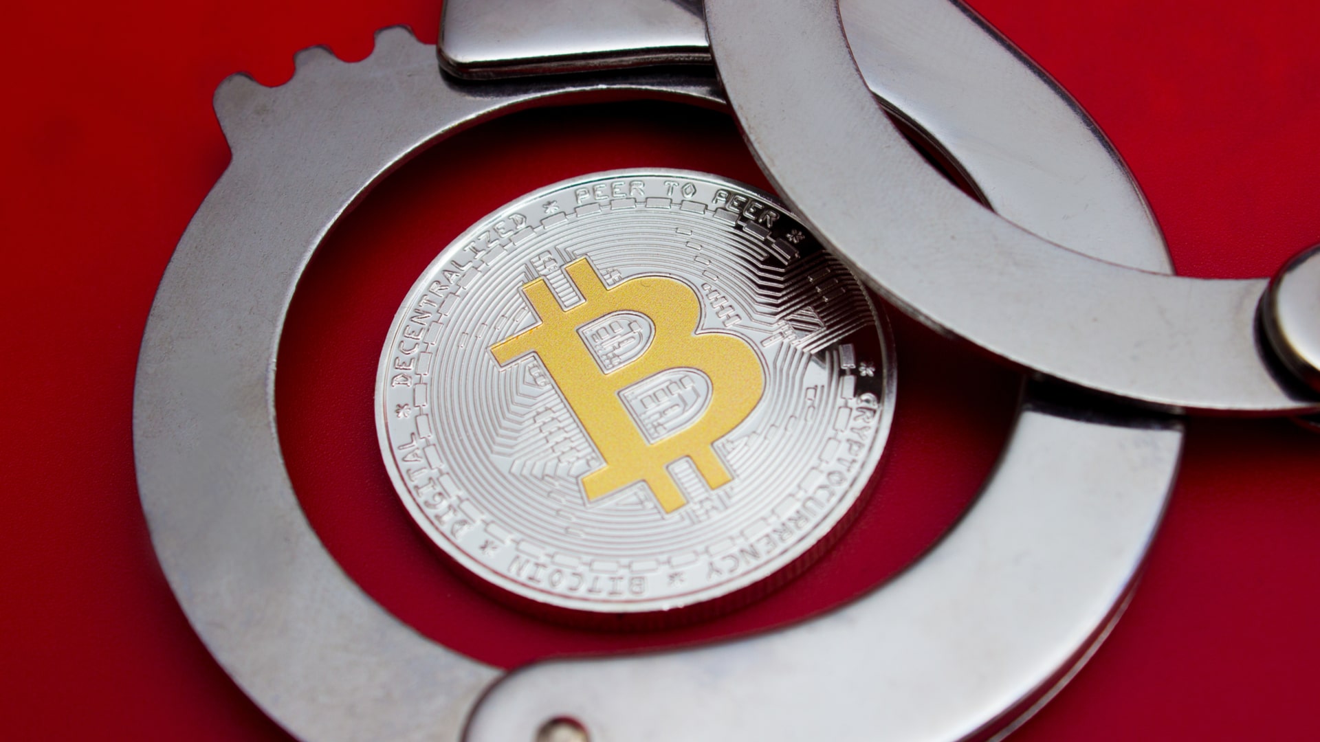 Moeda física de Bitcoin entre algema.
