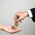 Empresário dando bitcoin para outra pessoa. Doações de criptomoedas e bitcoin