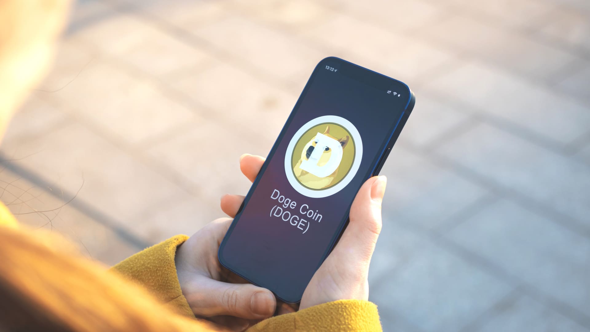 Ucraniana segurando celular com carteira de Dogecoin (DOGE)