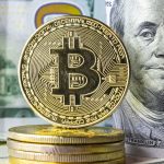 Notas de dólar e criptomoedas.