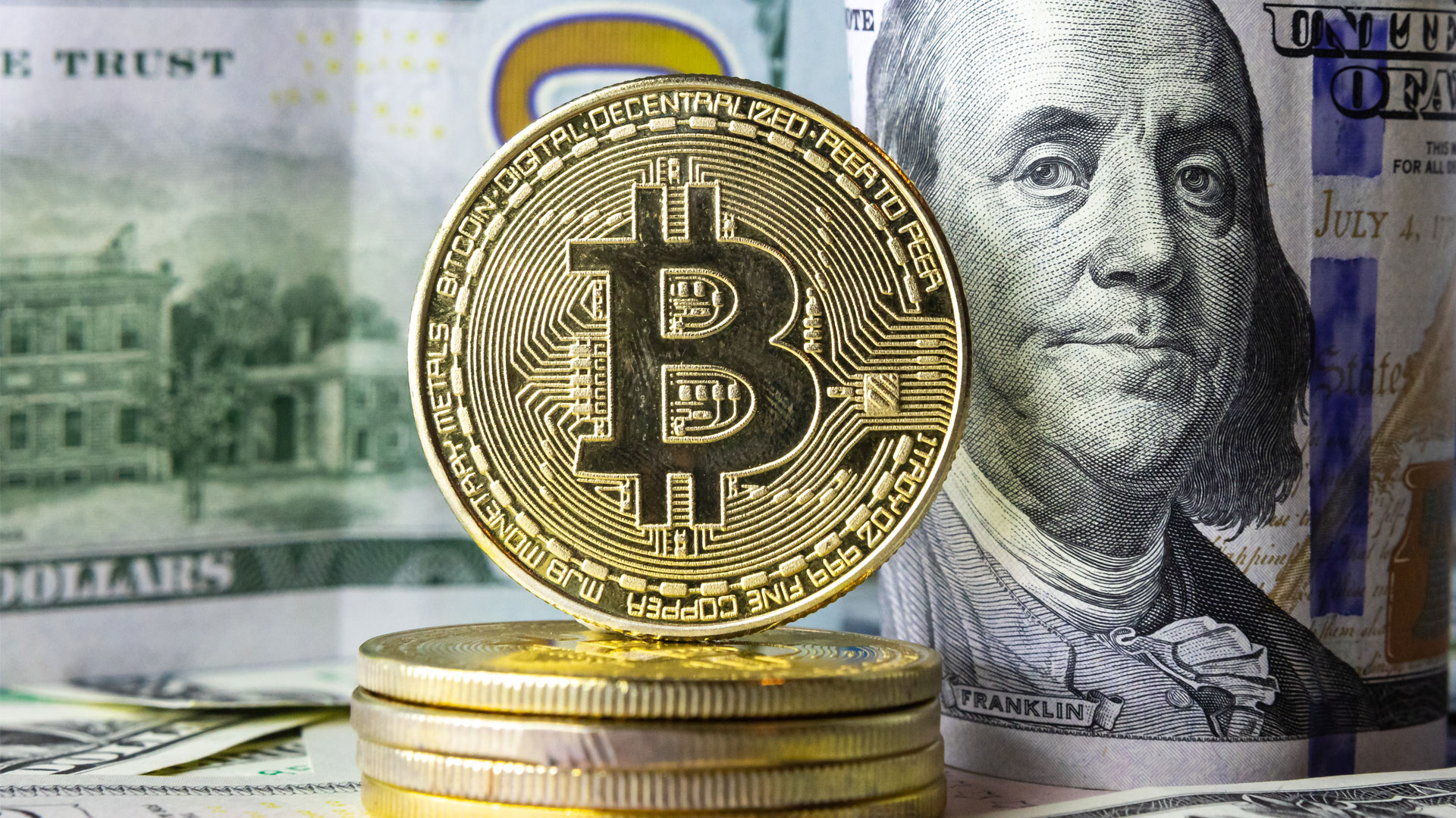 Notas de dólar e criptomoedas.