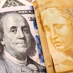 dólar americano junto ao real brasileiro