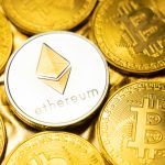Moeda de Ethereum em destaque entre moedas de Bitcoin.