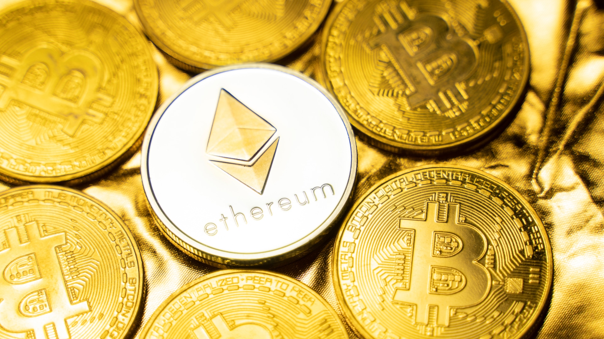 Moeda de Ethereum em destaque entre moedas de Bitcoin.