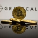Logotipo da Grayscale com moedas de Bitcoin.