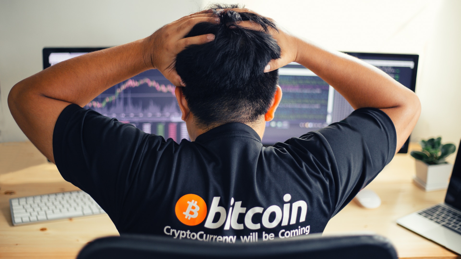 Investidor de criptomoedas apavorado.