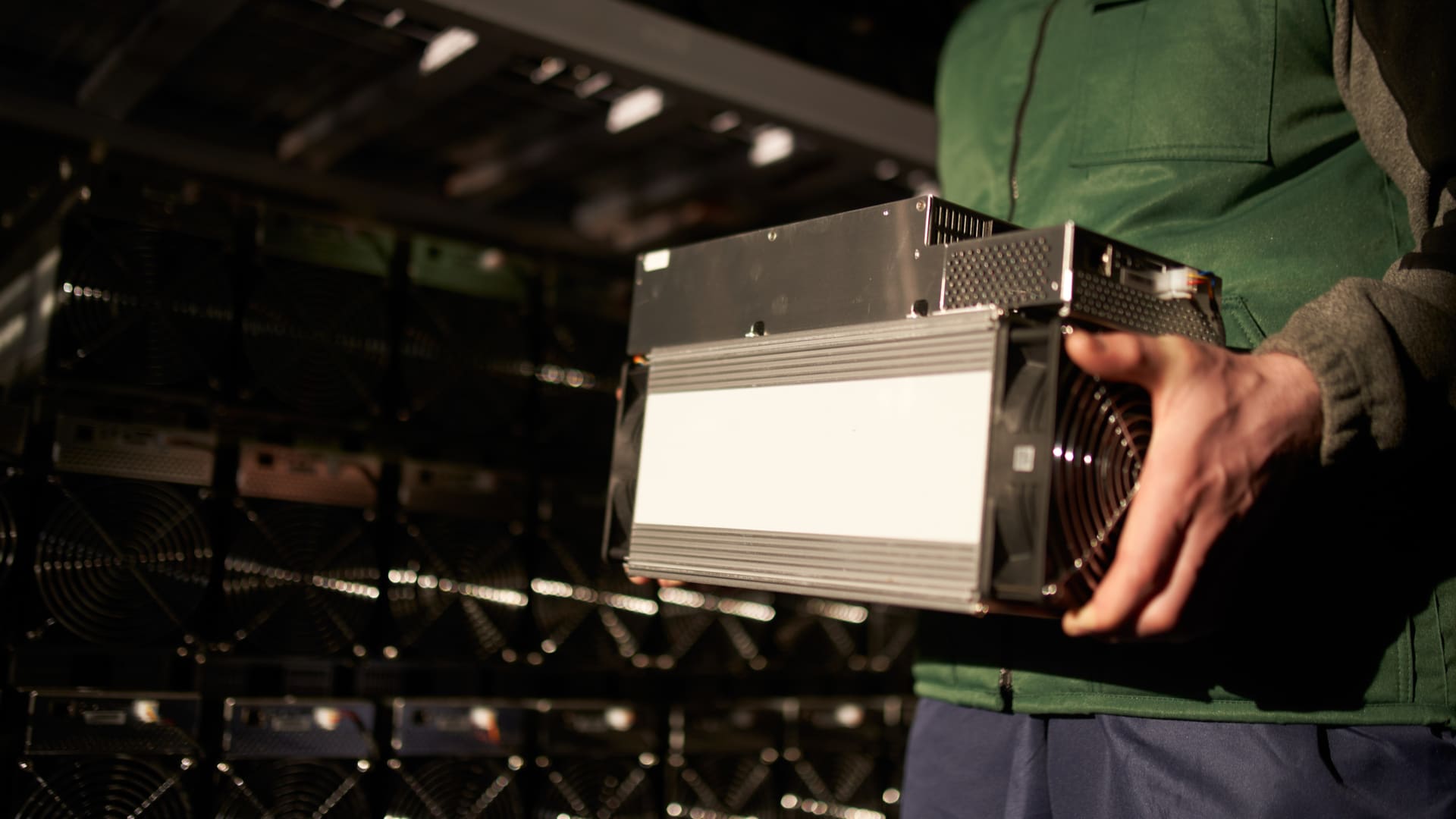 Minerador de Bitcoin carregando uma ASIC.
