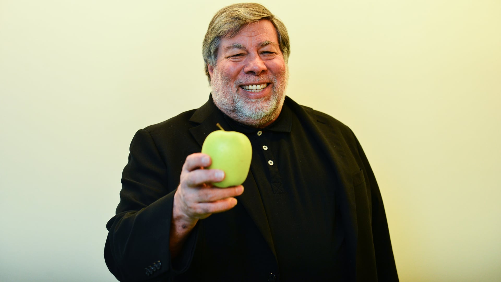 Cofundador da Apple, Steve Wozniak, segurando uma maça.