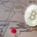 Bitcoin ao lado do mapa da Argentina e Buenos Aires