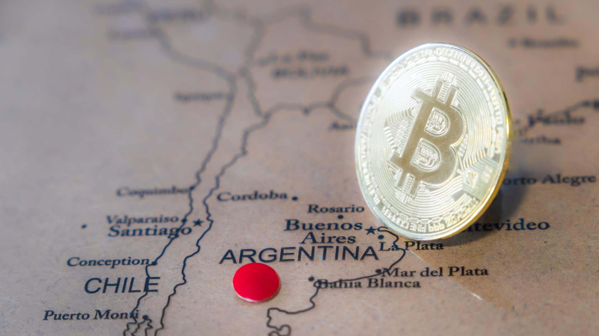 Bitcoin ao lado do mapa da Argentina e Buenos Aires