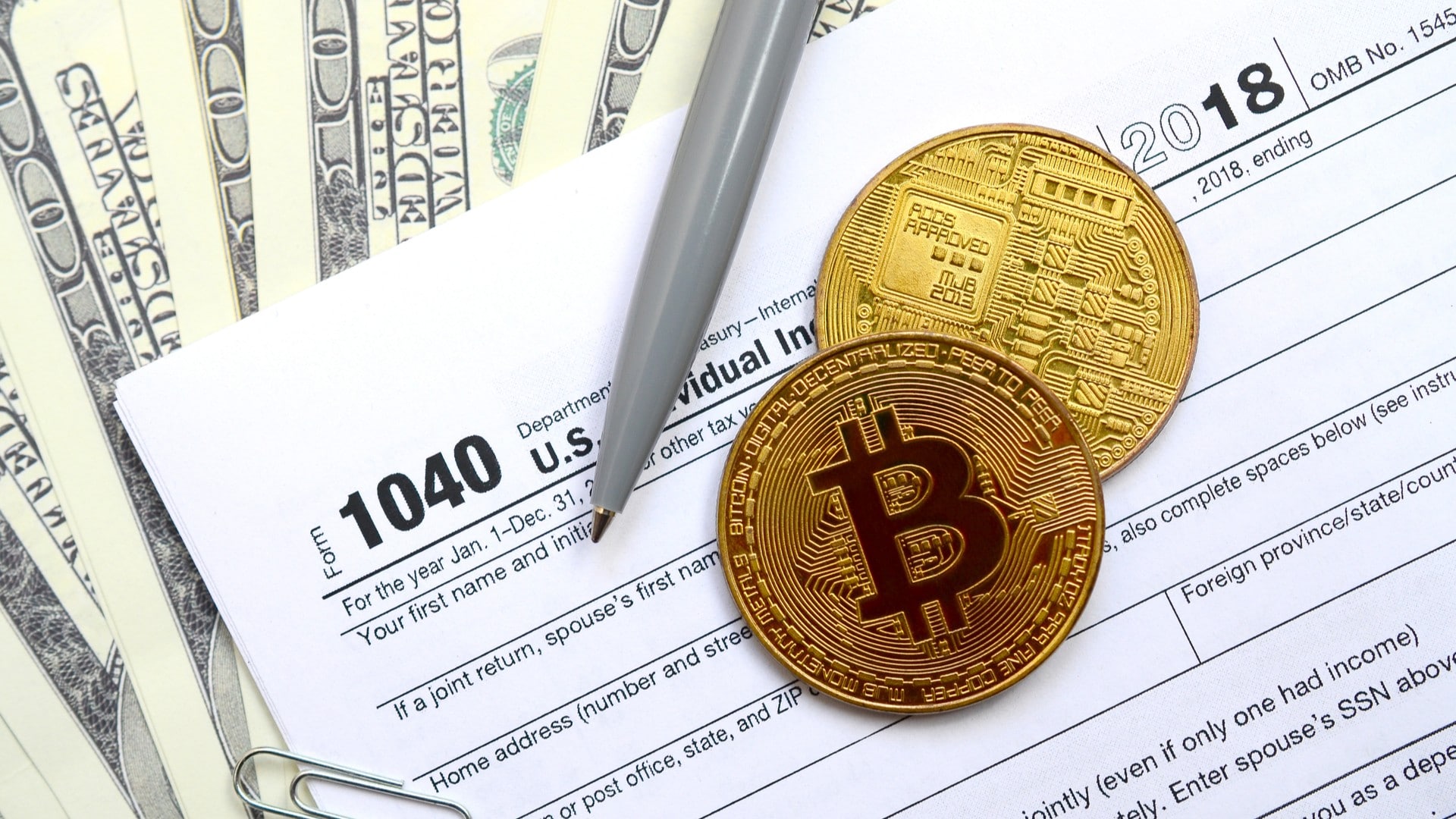 Bitcoin sobre ficha de declaração de imposto e Dólar