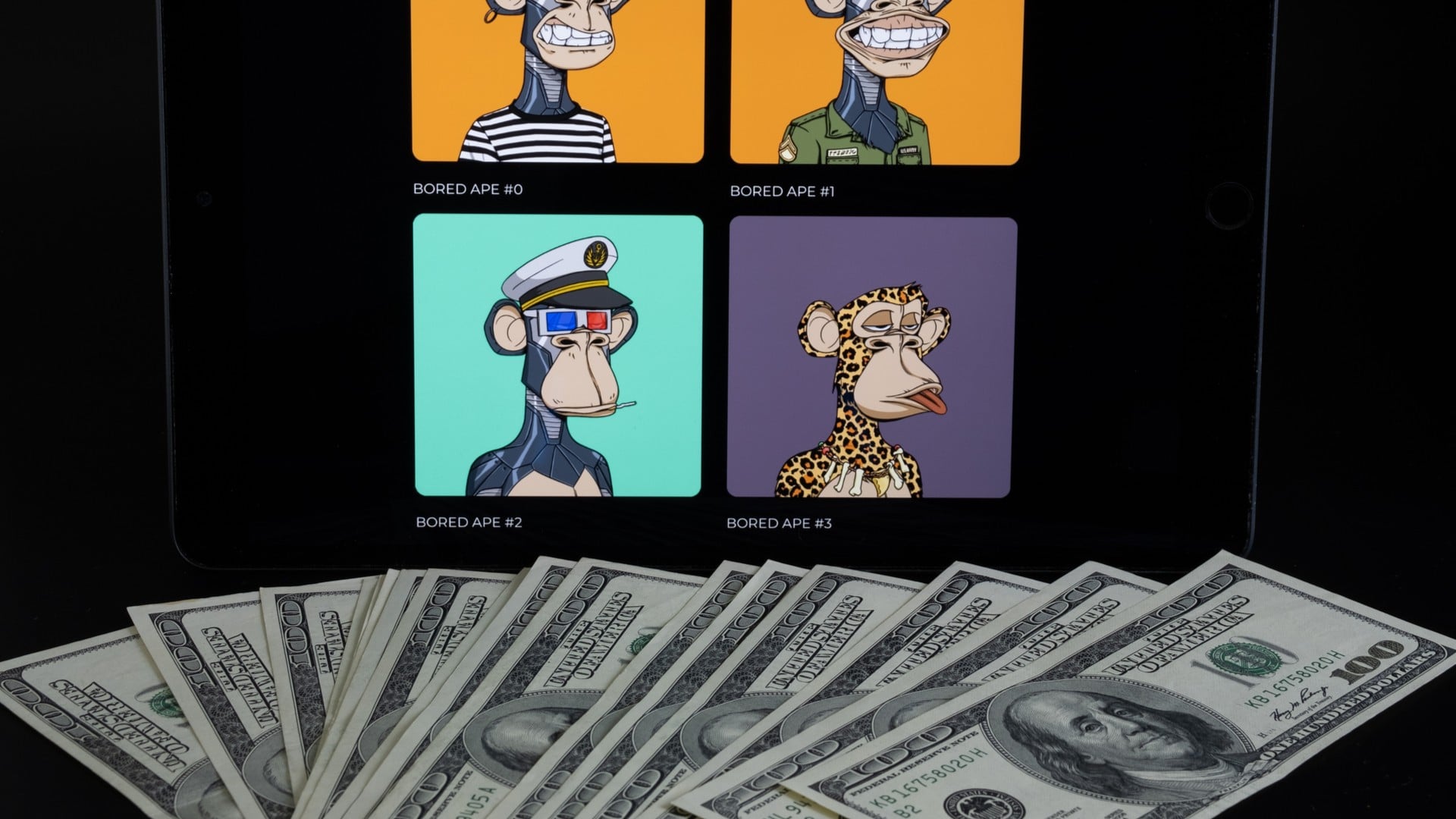 Coleção de NFTs do Bored Ape Yatch Club e notas de dólares