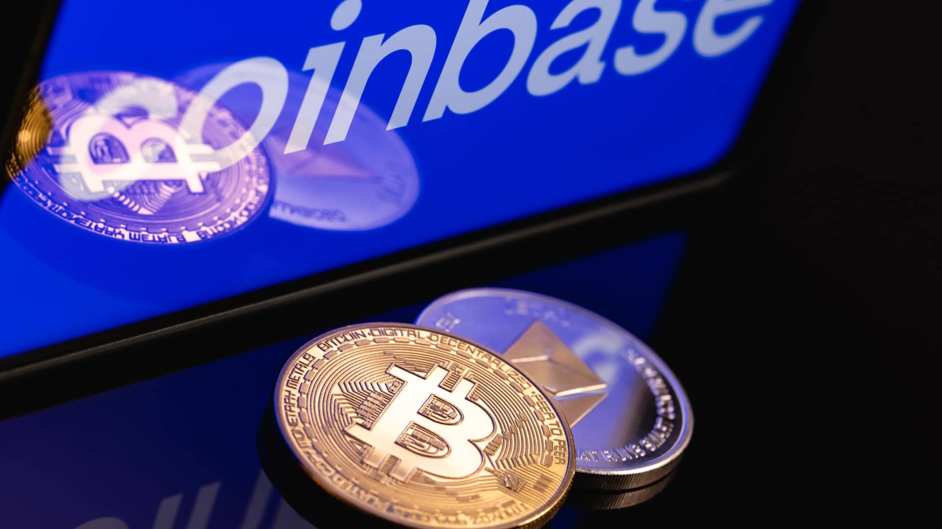 Criptomoedas Bitcoin e Ethereum próximo de símbolo da Coinbase