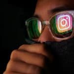 Hacker com reflexo do Instagram em seu óculos