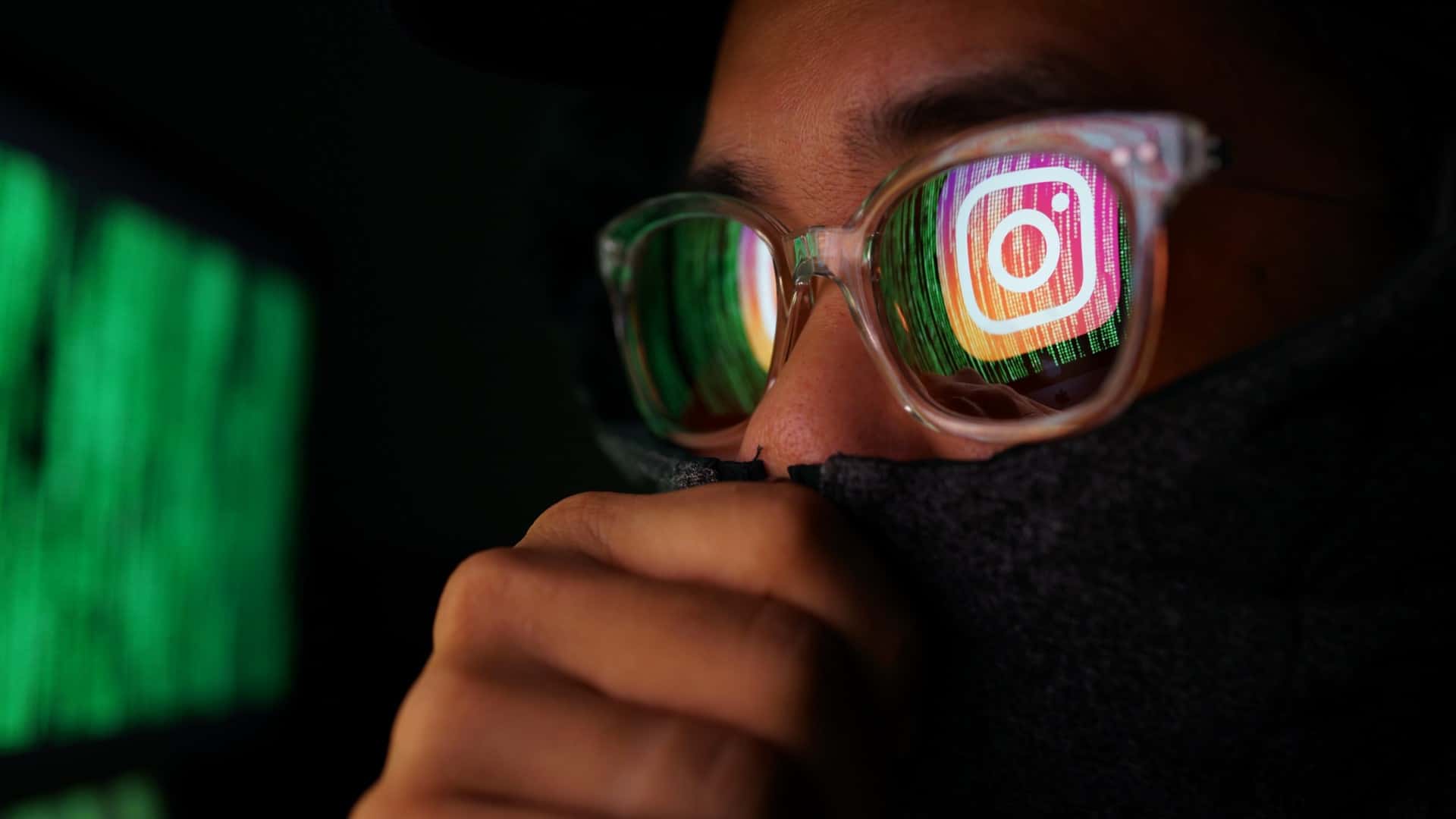 Hacker com reflexo do Instagram em seu óculos