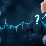 Investidor na dúvida se preço do bitcoin sobe ou desce