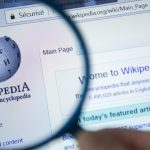 Lupa observando o site Wikipedia