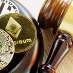Martelo da justiça próximo de criptomoedas