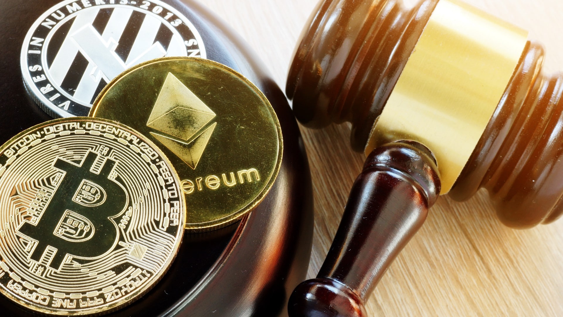 Martelo da justiça próximo de criptomoedas