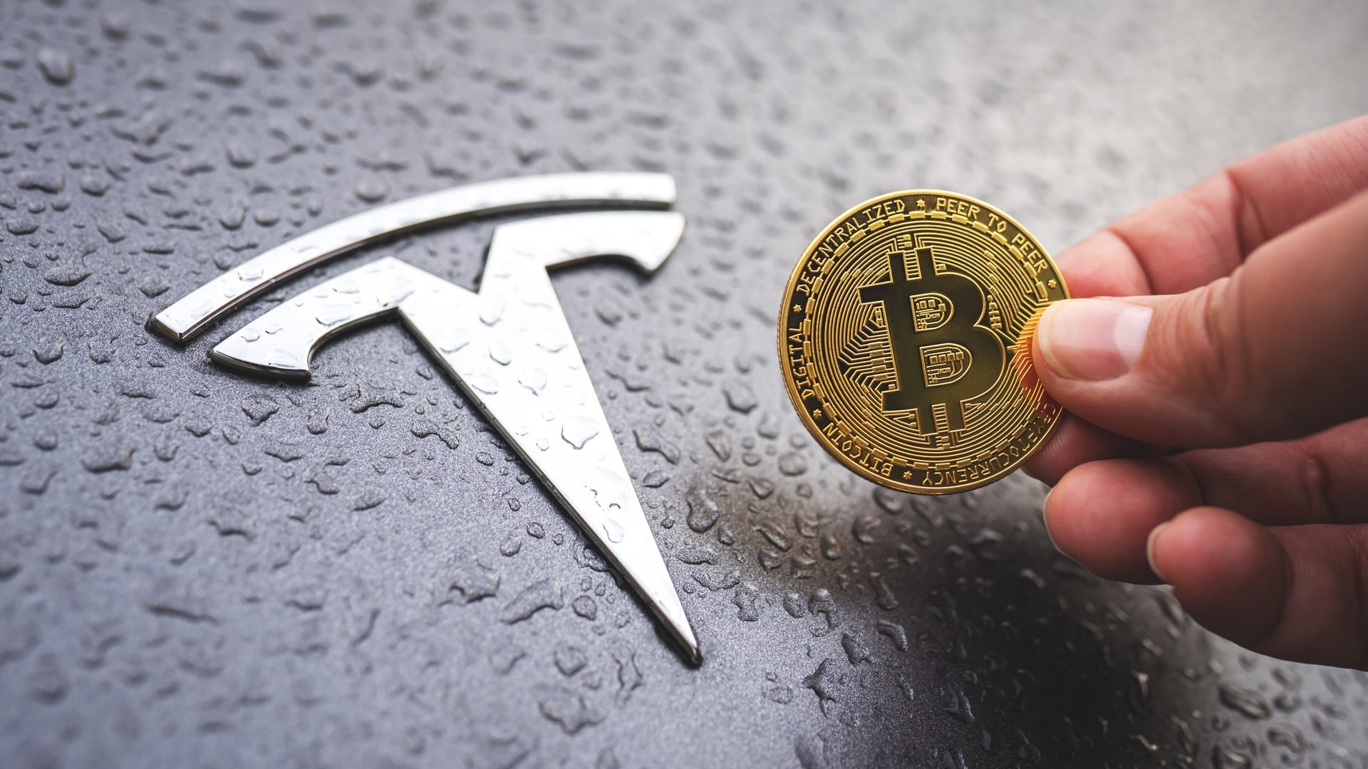 Símbolo do Bitcoin e Tesla