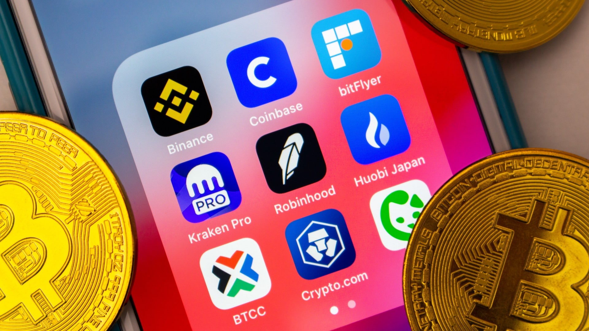 Tela de celular com aplicativos de corretoras de criptomoedas e Bitcoin na frente