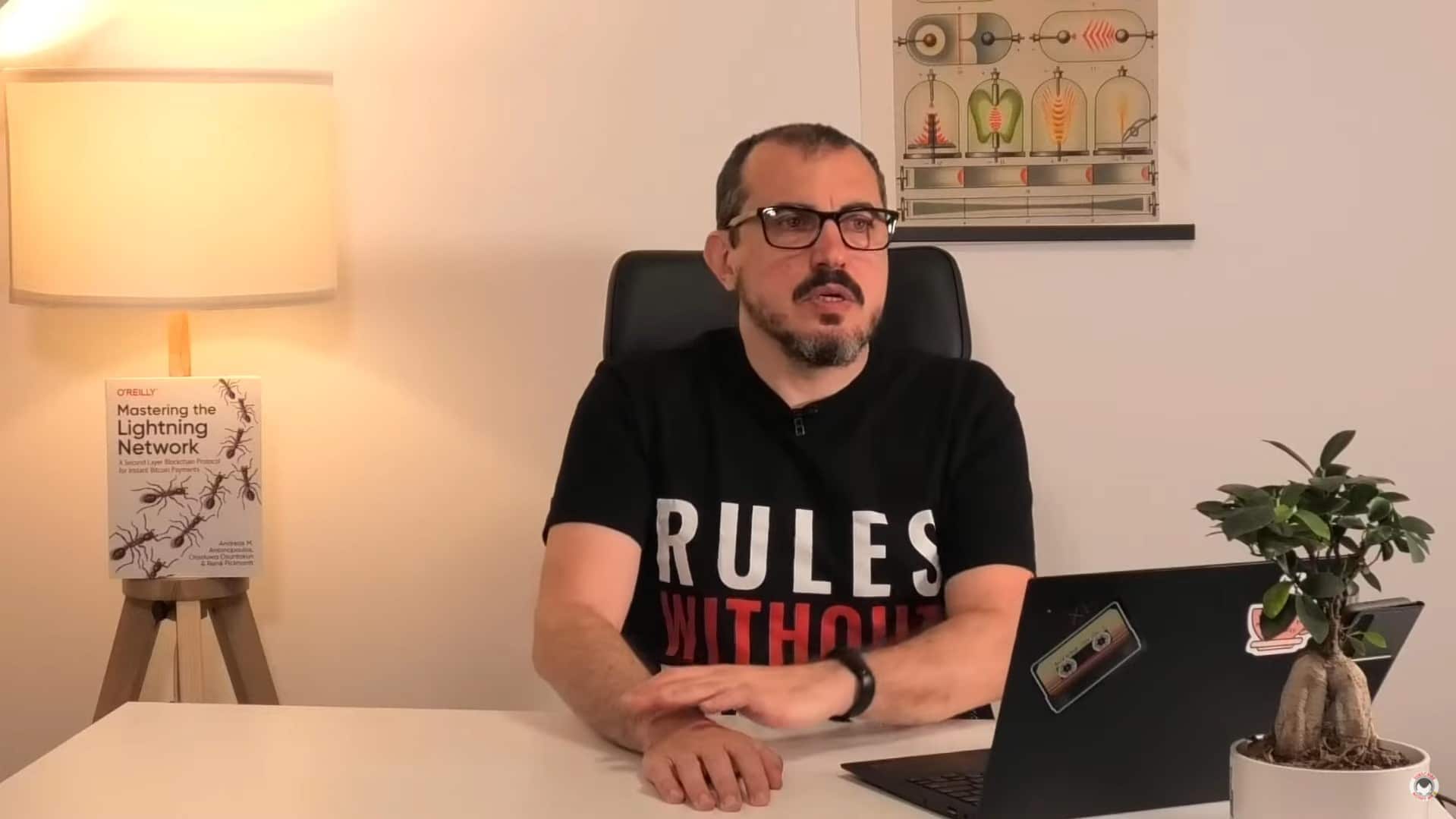 Andreas Antonopoulos, autor dos livros Mastering Bitcoin, Mastering Ethereum e Mastering the Lightning Network. Fonte: YouTube / Reprodução.