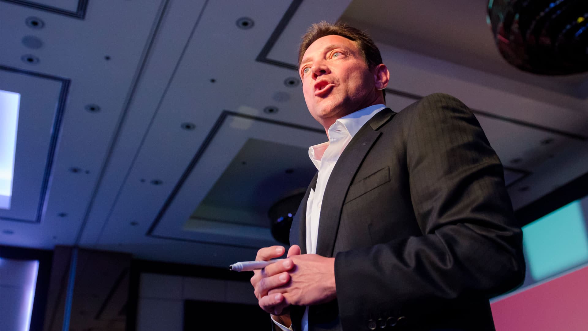 Jordan Belfort, conhecido como O Lobo de Wall Street.