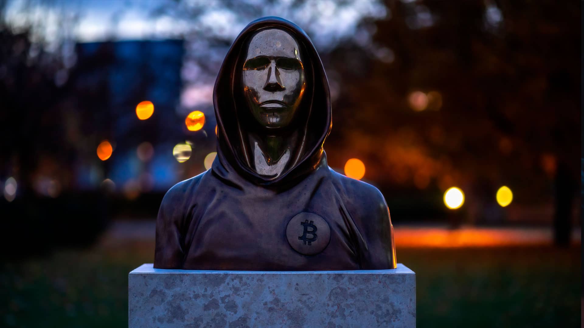 Estátua de Satoshi Nakamoto em Budapeste, Hungria.
