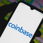 Aplicativo da Coinbase com códigos ao fundo