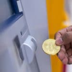 Bitcoin próximo de caixa eletrônico