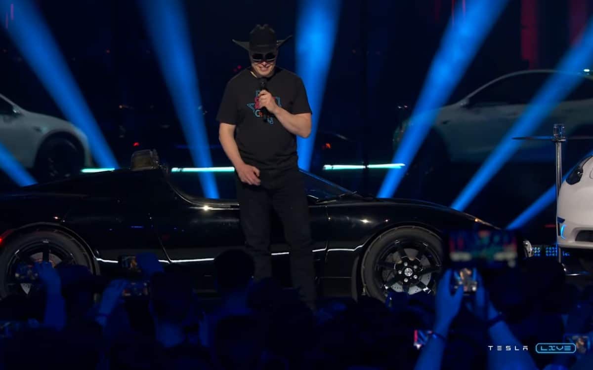 Elon Musk rindo durante evento da Tesla