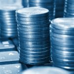 Moedas em cima de teclado, sinônimo de tributação virtual