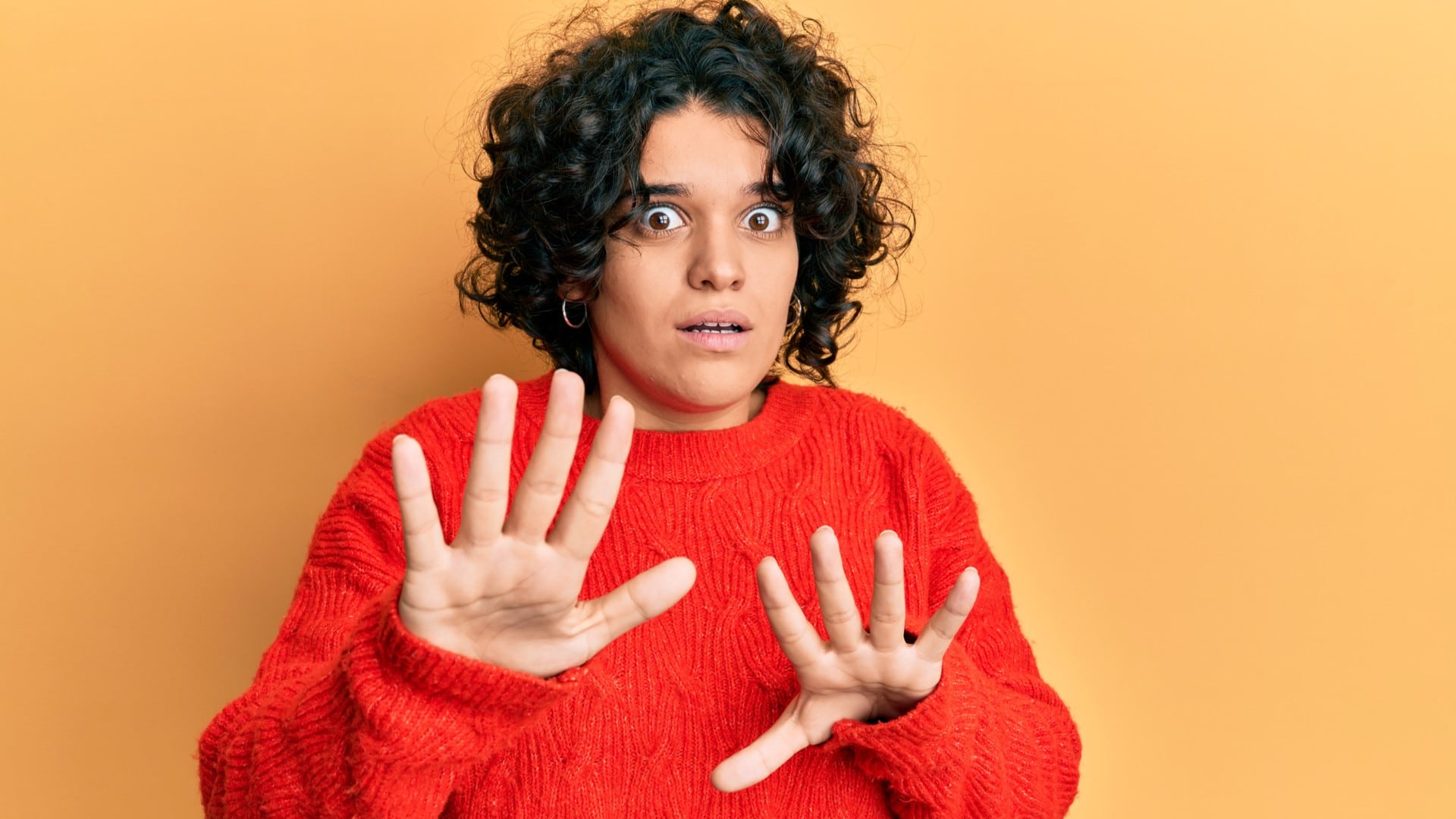 Mulher de blusa de frio com medo