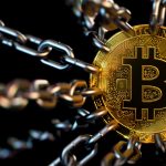 Criptomoeda Bitcoin presa a correntes, simbolizando regulamentação do setor.