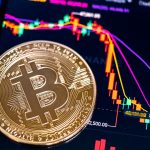 Moeda física de Bitcoin sobre gráfico de preços caindo.