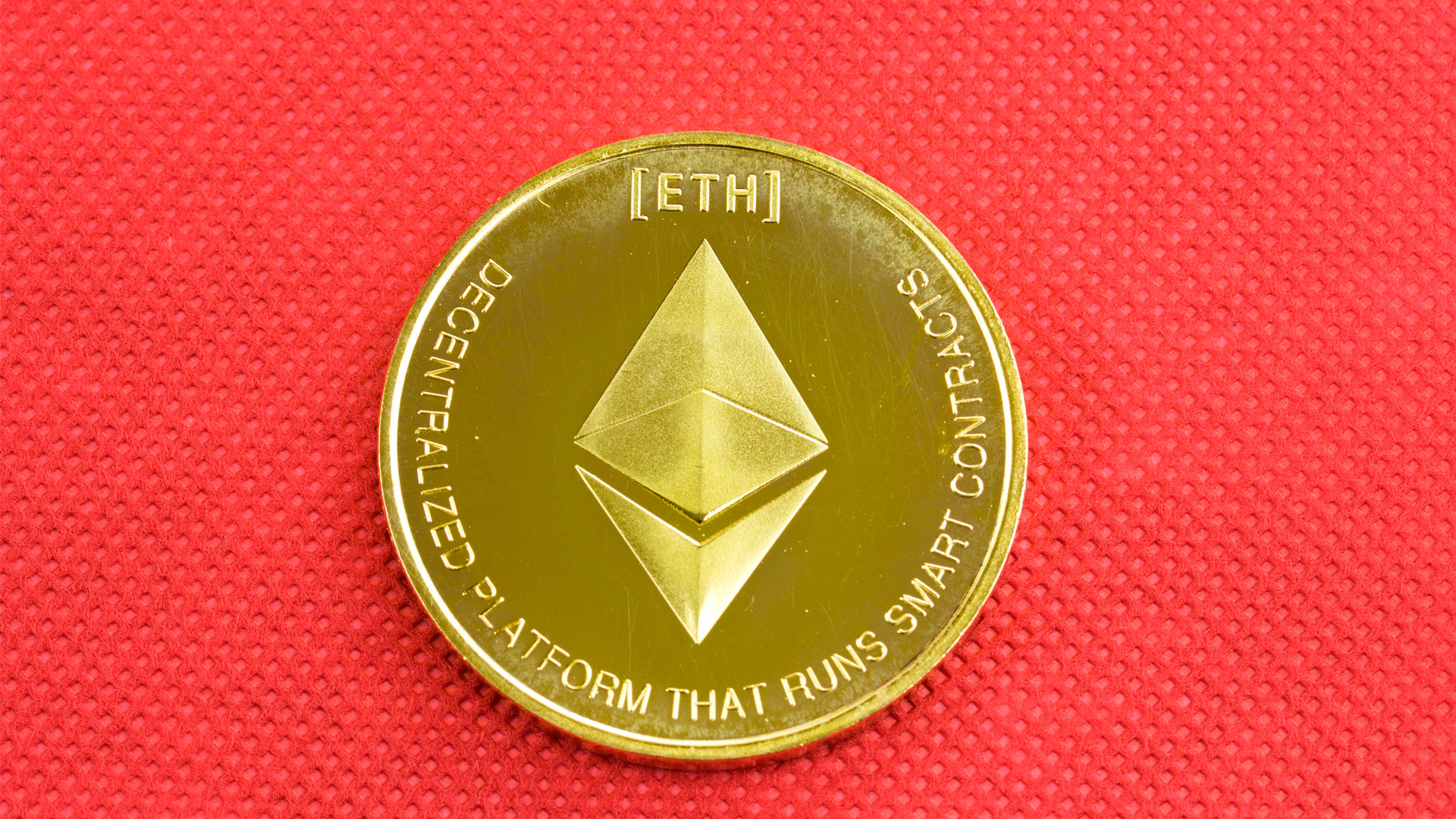 Moeda de Ethereum em fundo vermelho.