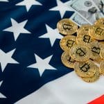 Bandeira dos EUA, moedas de Bitcoin e notas de dólar.