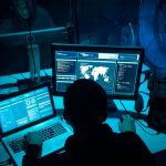 Hackers planejando ataque de ransomware.