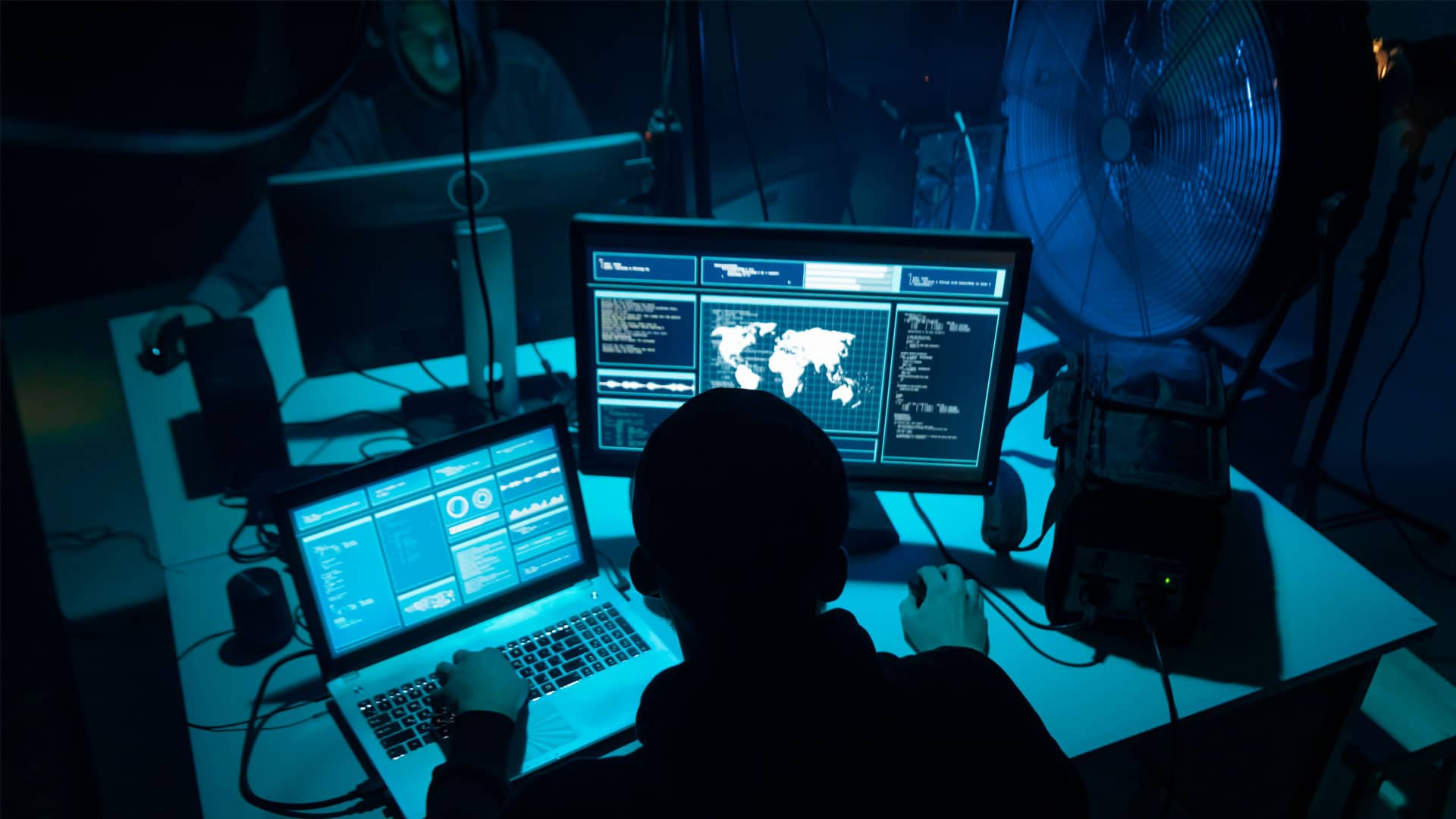 Hackers planejando ataque de ransomware.