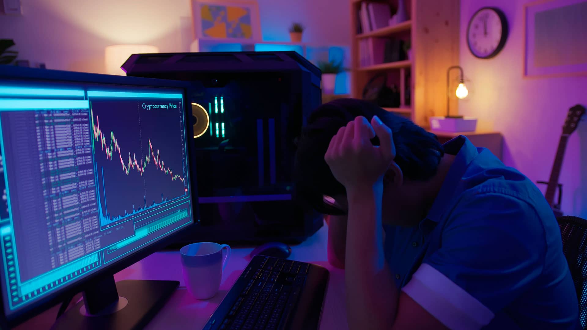 Investidor de criptomoedas em pânico após queda.