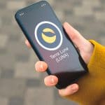 Mão segurando celular com tela da criptomoeda Terra (LUNA), responsável pela TerraUSD (UST).