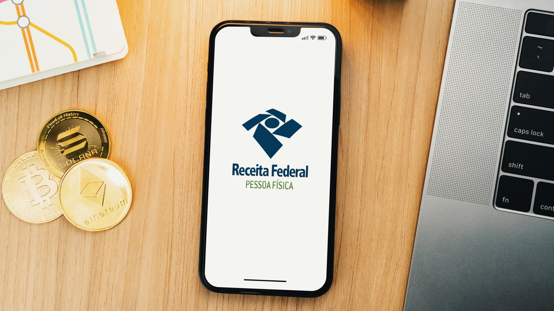Aplicativo da Receita Federal do Brasil RFB ao lado de criptomoedas Bitcoin Ethereum e Solana