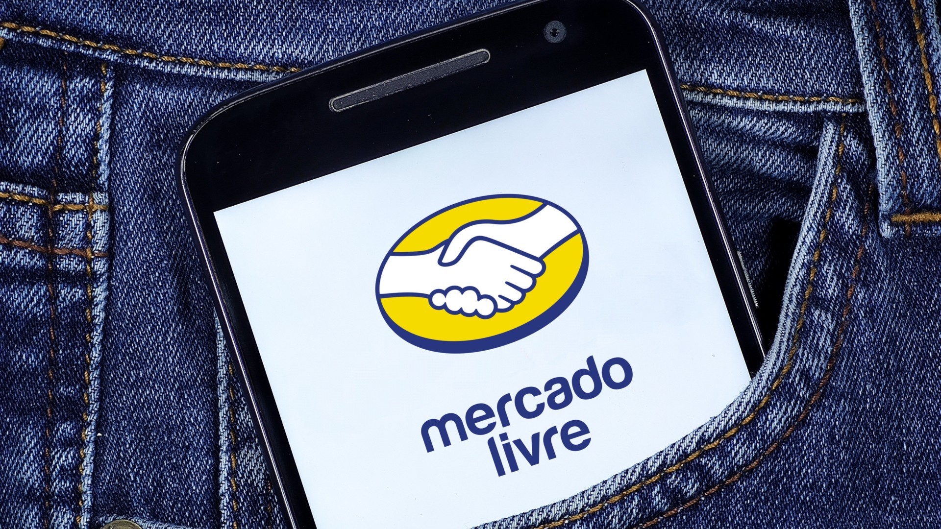 Celular com imagem do Mercado Livre no bolso de calça
