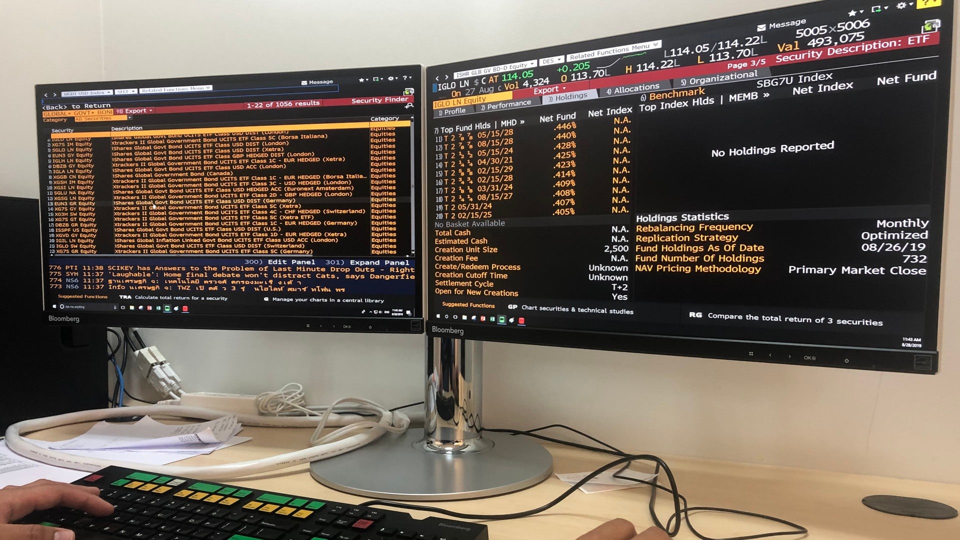 Investidor do mercado de ações usando a ferramenta Terminal Bloomberg para olhar o mercado