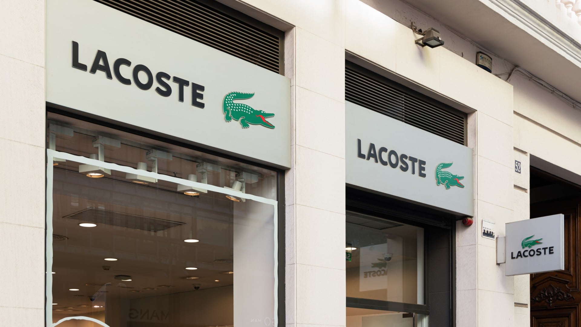 Lacoste é uma empresa francesa de vestuário que vende roupas e acessórios