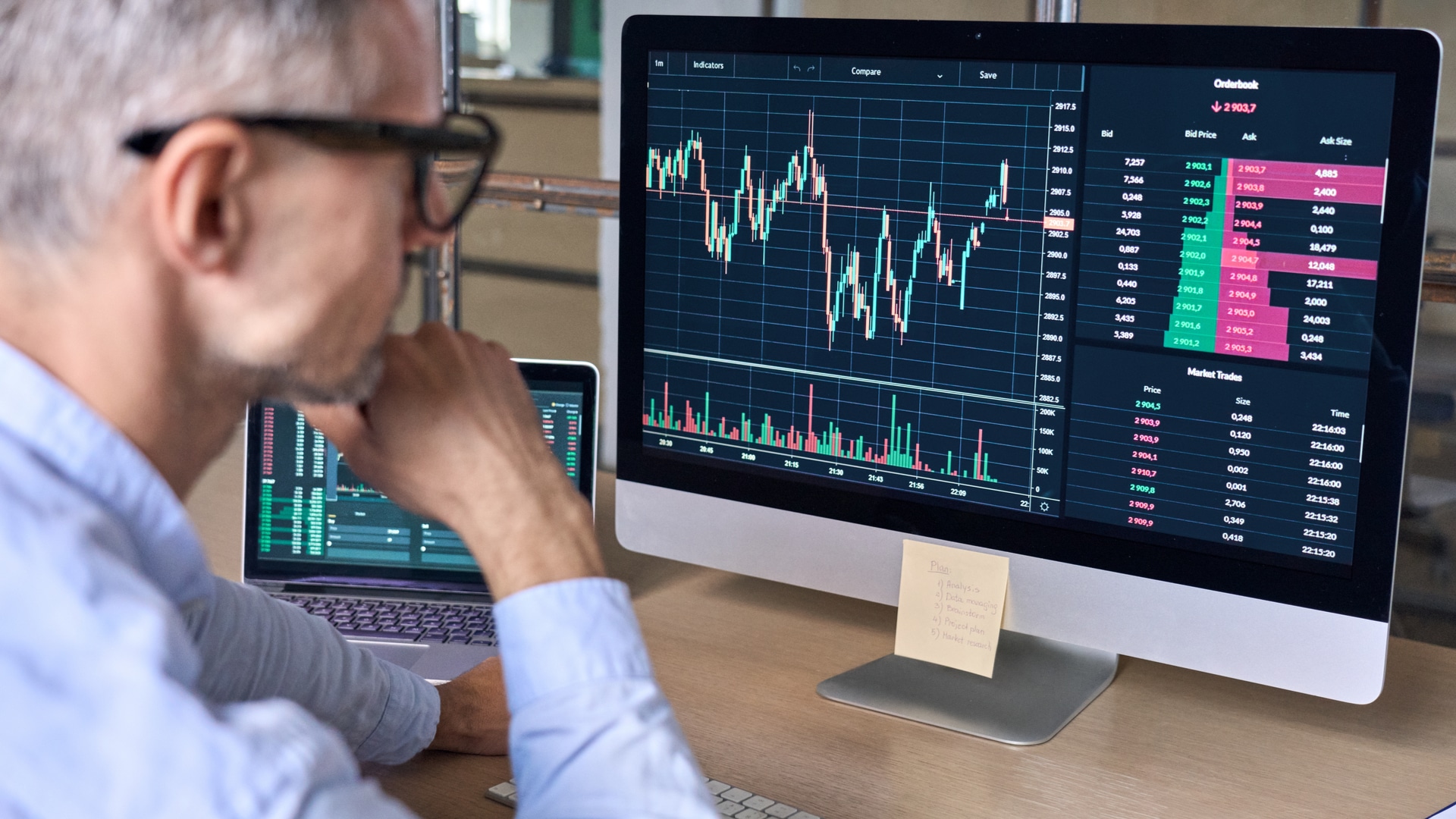 Trader de bitcoin olhando para gráficos